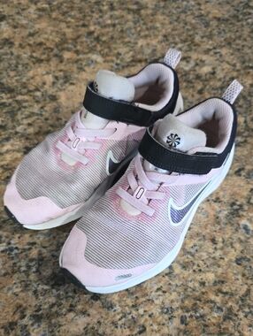 Nike Kids Pink and Black Hook-and-Loop Athletic Sneakers Size 12.5Y